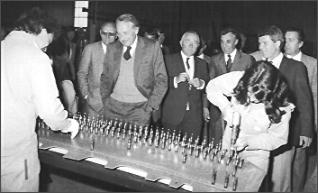 J.F. Deniau viste l'A&eacute;rospatiale